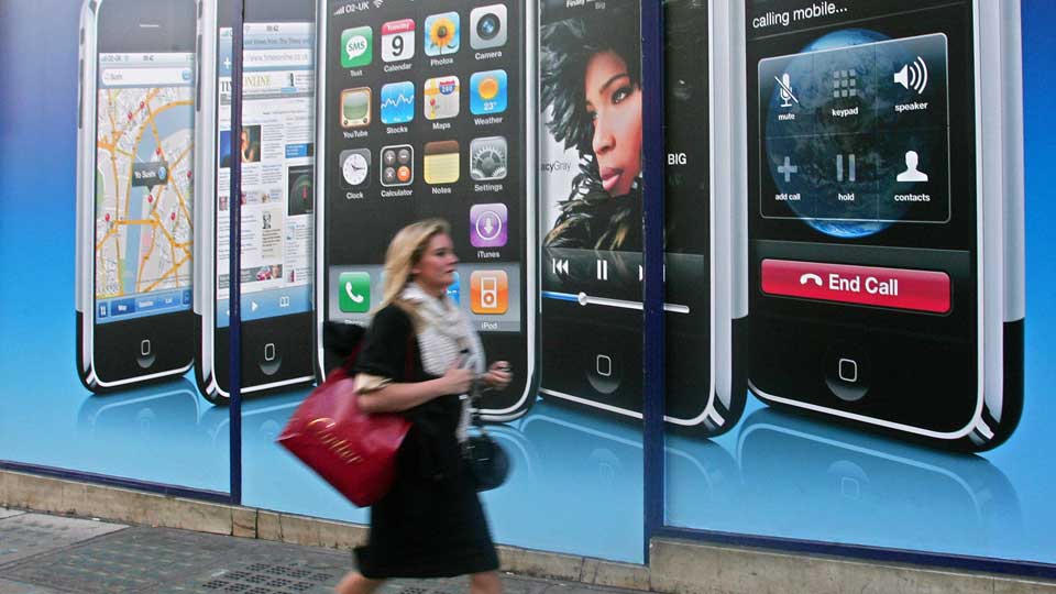 �KER MEST: Mer enn 10.000 nordmenn har skaffet seg en iPhone. N� blir den snart offisielt tilgjengelig her til lands, via Netcom. Foto: AFP/Scanpix