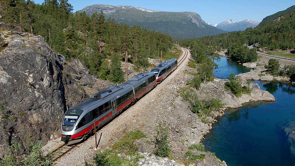 TOPPTUR: Med sakteg�ende tog skal turistene f� oppleve det beste av Romsdalen fra sj�en og 575 meter over havet i sommer.
