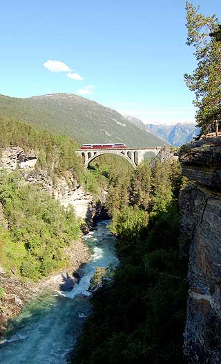FLOTT BRU: Kylling bru i Romsdalen er en av landets vakreste steinbruer.