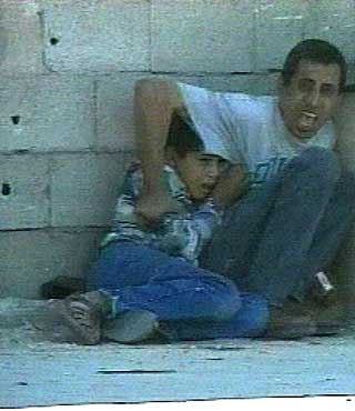 DRAMATISKE BILDER: Bildene av 12 år gamle Muhammad al-Durrah som ble skutt mens han gjemte seg bak faren sin gikk verden rundt og ble et ikon for den palestinske frigjøringskampen.