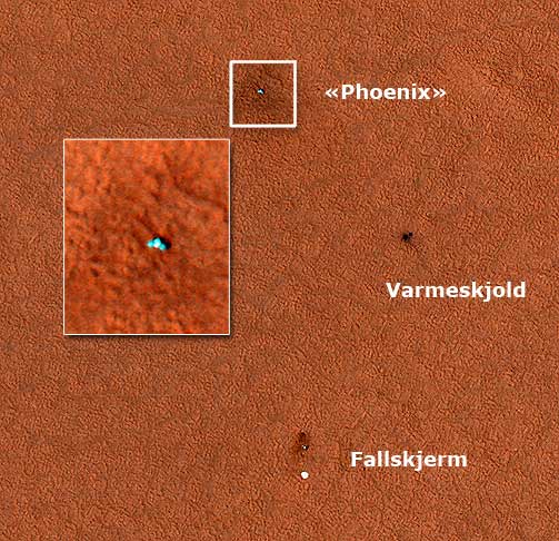 PENT PLASSERT: Samme satelitt, �Mars Reconnaissance Orbiter�, har tatt dette bildet. Det viser fra �verst til nederst sonden �Phoenix� med solpanelene ute, varmeskjoldet og hullet det lagde i bakken da det landet - og fallskjermen sonden seilte ned mot Mars i. Sonden og fallskjermen ligger omkring 300 meter fra hverandre.