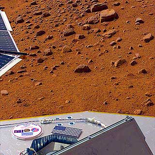 DVD NOT FOUND: Her ser vi den spesiallagde DVD-plata som sonden legger igjen til framtidige Mars-utforskere. Plata inneholder blant annet navnene til 250 000 jordboere og H.G. Wells' roman �Klodenes Kamp�.