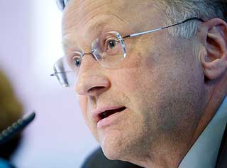 ADVARER: Sentralbanksjef Svein Gjedrem