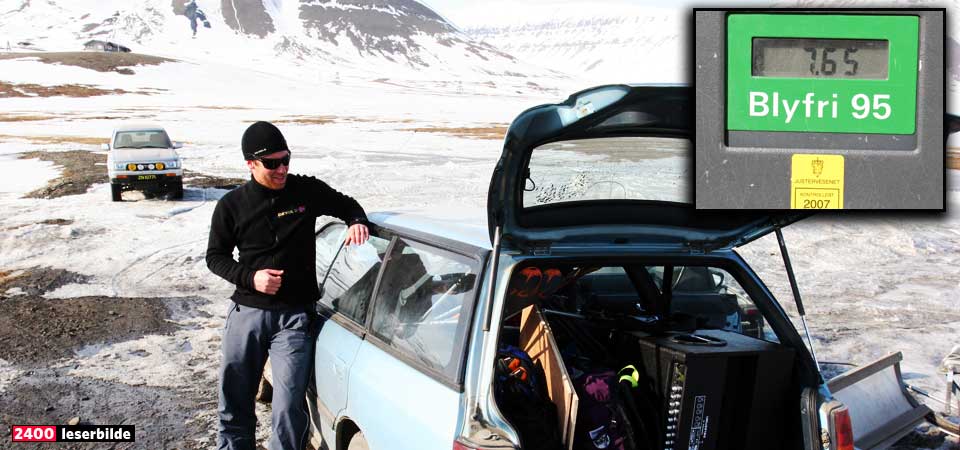 LANGT OG DYRT: Skal du hit til Svalbard for � fylle bensin m� du ta med bilen om bord i en ferje f�rst. �rsaken til det billige drivstoffet er at �ya har ett annet skatteregime Norge. Her st�r fotograf og skil�per Kristen Ryeng.