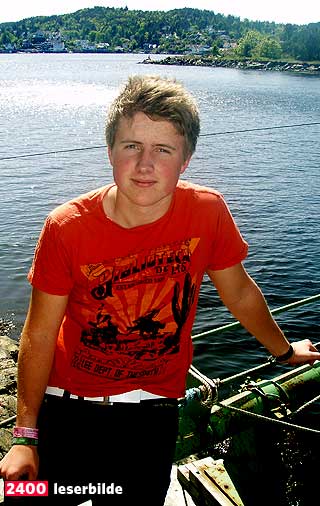 VINNER EN FULL TANK: Thomas Kjemperud (18), er mannen som har funnet den billigste bensinen p� fastlands-Norge. Han mener at milj�et tjener p� dyr bensin.