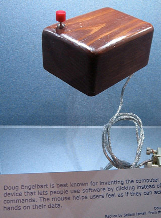 FIRKANT: Slik s� Douglas C. Engelbarts f�rste utgave av datamusa fra 1960-tallet ut.