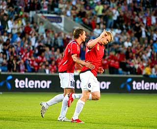 BERGET STUMPENE: John Arne Riises frispark gikk via muren og utman�vrerte Fabian Carini i Uruguays m�l. Dermed unngikk Norge s� vidt et nytt, pinlig tap.