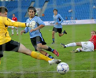 FORSVARSTABBE: Luis Suarez fikk enkelt spill mot Rune Jarstein da Jon Inge H�iland skled da han skulle klarere.