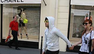 I PARIS: Ashlee og musikerkj�resten Pete p� shopping i Paris for tre uker siden.