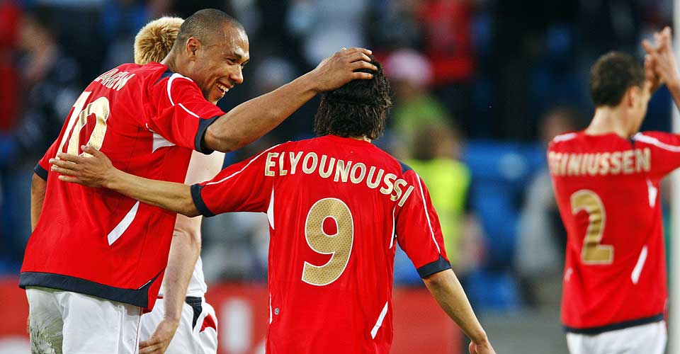 DU HAR DET IKKE TRAVELT: F�rst serverte John Carew en m�lgivende pasning til Tarik Elyounussi. Etterp� ga han ham velmente r�d - r�d iallfall Fredrikstad-fansen setter pris p�.