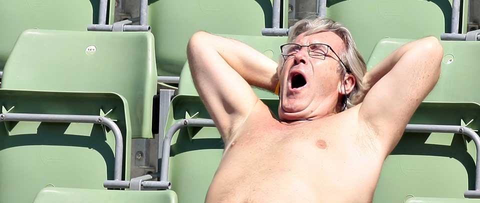 REISER MYE: Idrettsfolk og sportsjournalister reiser mye, og utsettes dermed for jetlag. Davy Wathne i TV 2 Sporten slapper her av mellom to slag, og tar seg en skikkelig gjesp.