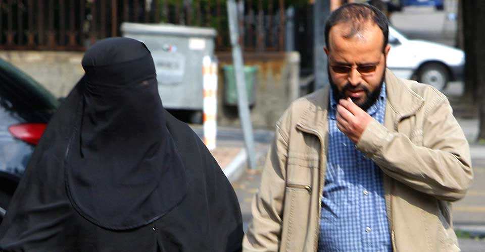 FUNNET SKYLDIG: Malika El Aroud sammen med sin n�v�rende ektemann Moez Garsallaoui p� vei til rettssaken mot dem i Sveits 2007.