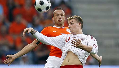 STORSPILTE: Arsenal-spissen Nicklas Bendtner var den store beholdningen p� det danske laget. Her i duell med John Heitinga.