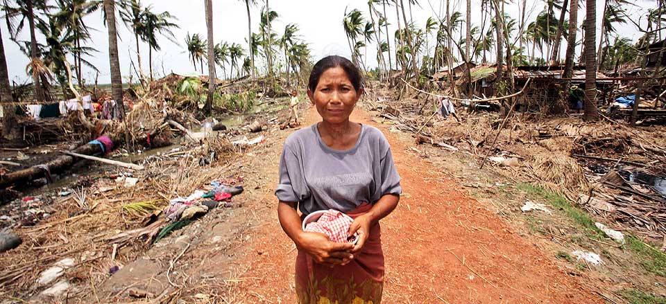 TRENGENDE: En kvinne b�rer eiendelene sine gjennom et omr�de i S�r-Burma som er totalt rasert etter at syklonen Nargis herjet i landet 3. mai.