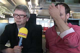 EN LIDELSESBERETNING? Tom Stalsberg (t.v.) og Sven Ove Bakke anmelder den offisielle EM-låta.
