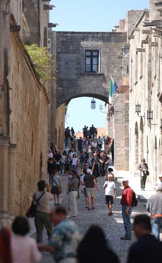 KJENT GATE: Gamlebyen i Rhodos By st�r p� Unescos verdensarvliste. Riddergaten er en av de mest fotograferte gatene innenfor bymurene.