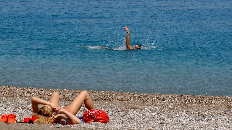 SV�M I BYEN: Ogs� i hovedstaden Rhodos By kan du finne fram badet�yet. I sesongen varierer badetemperaturen mellom 18 og 26 grader.