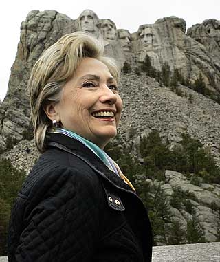 HIT, MEN IKKE LENGER: Denne uka bes�kte Hillary Clinton nasjonalmonumentet p� Mount Rushmore, der ansiktene til flere tidligere presidenter er hugget inn i fjellet. Men n� tyder alt p� at hun selv m� gi opp h�pet om � bli demokratenes presidentkandidat.
