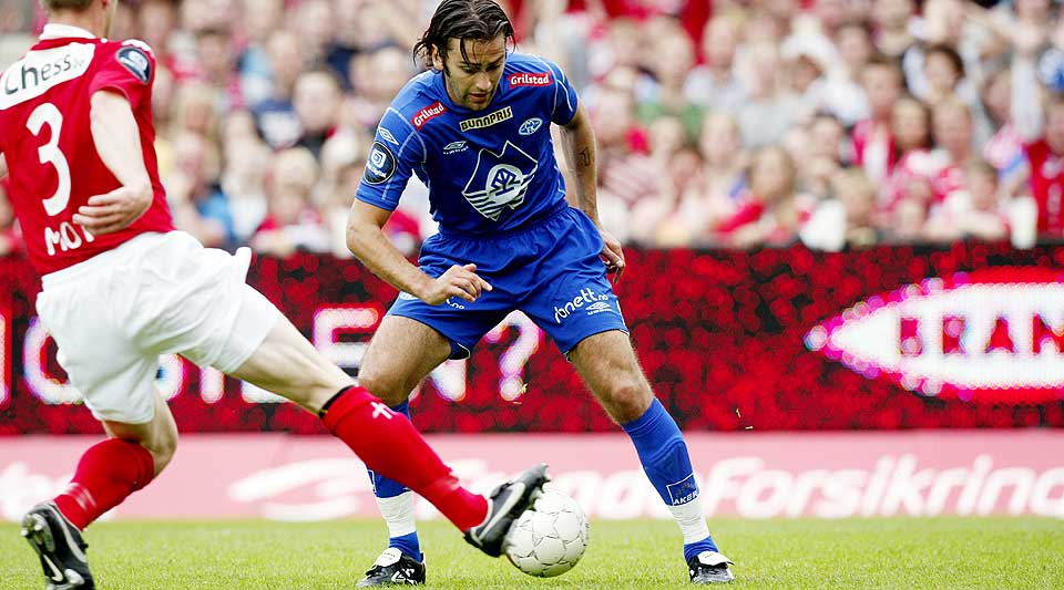 TOK IGJEN: Magne Hoseth ble selvsagt mobbet av Brann-fansen, men svarte med humor da han feiret 3-3-scoringen.
