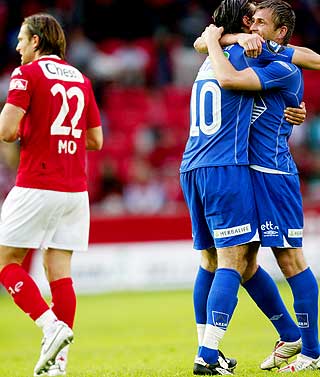 BL� GLEDE: Magne Hoseth (nummer 10) og �yvind Gjerde feirer borteseieren mot Brann. Thorstein Helstad (t.v.) s� ut til � ha avgjort kampen med 3-1-m�let fem minutter etter pause, men Molde slo tilbake med tre scoringer.