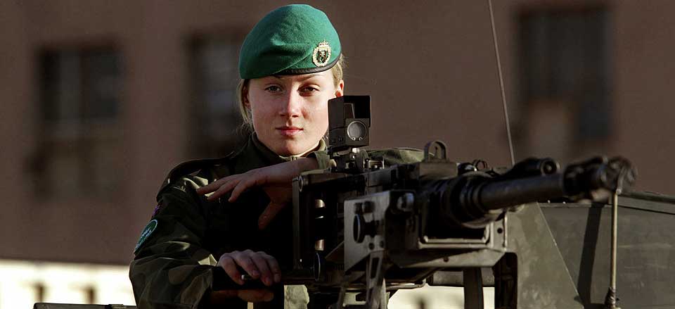 IKKE S� FORLOKKENDE LIKEVEL: F�rre kvinner enn opprinnelig forventet har lyst p� � g� inn i Forsvaret. Grenader Camilla i Telemark bataljon valgte annerledes.