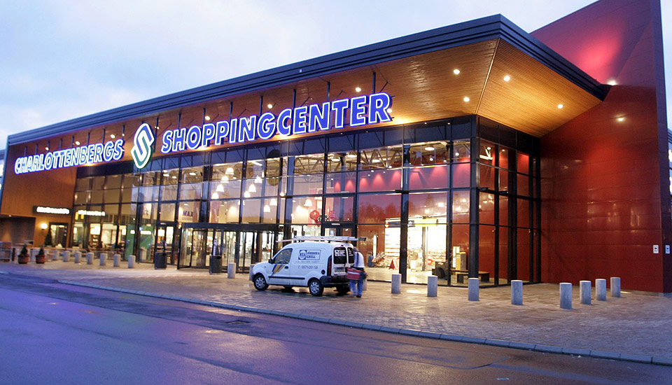  PASS P� HUNDEN:  Den vesle terrieren var i elendig forfatning etter � ha ventet ute i gloheit bil i to tiemr mens eieren handlet p� Charlottenberg shoppingsenter. Her fra �pningen i fjor.