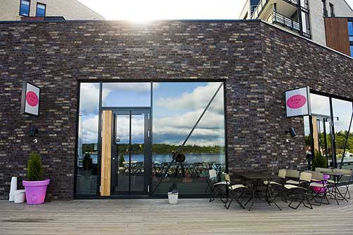 Sj�n�rt: La Donna Dei Tuffi ligger helt nede ved sj�kanten p� Lysaker Brygge. Vakkert det, men st�yen innend�rs legger en liten demper p� spiseopplevelsen.