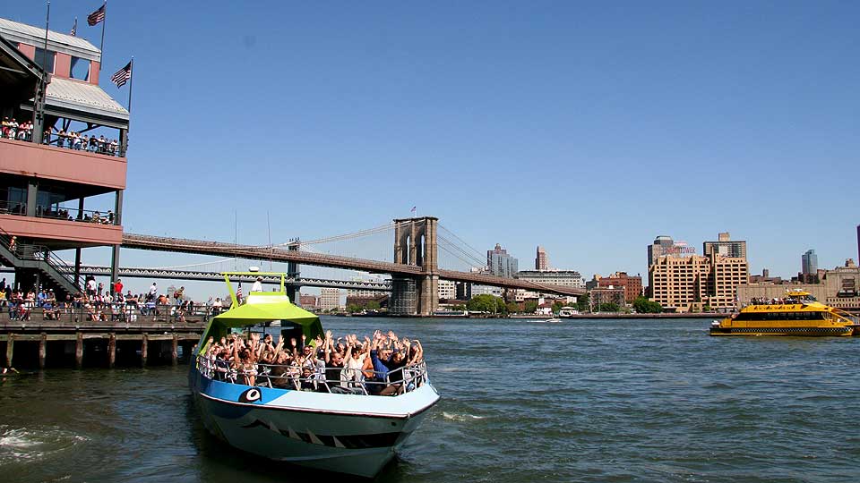 DRA TIL SJ�S: Speedb�ten Shark tar deg ut til  Statue of Liberty p� 20 minutter fra Pier 17. I bakgrunnen Brooklynbrua og Brooklyn.