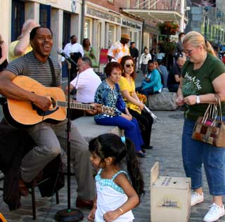 STOR AKTIVITET: Folkeliv med gatemusikanter, utesteder og restauranter. Det skjer alltid noe p� South Street Seaport.