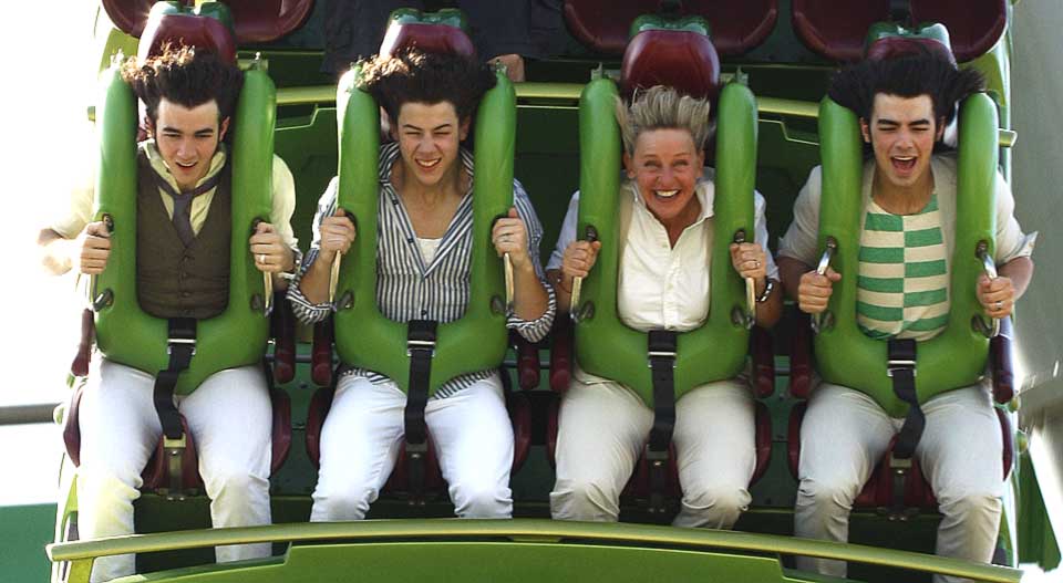 BARE MORO: Florida, og spesielt Orlando, er et lite mekke for barnefamilier. Det er varmt, rimelig og flust med forn�yelsesparker. Her sitter komikeren Ellen DeGeneres i attraksjonen Hulken i Universal sin park i Orlando.
