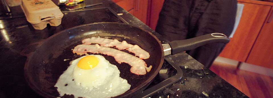LAVKARBO-FROKOST: En lavkarbofrokost kan best� av egg og bacon uten br�d, eller av f.eks. omelett med ost/skinke.