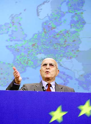 HAR OVERSIKTEN: EUs milj�kommis�r, Stavros Dimas fra Hellas, har det politiske ansvaret for vannkvaliteten i EUs medlemsstater. Denne uken la han frem en oversikt over 21 300 badeplasser i EU, men som du ser av kartet i bakgrunnen er ikke Norge vurdert i EU-sammenheng.