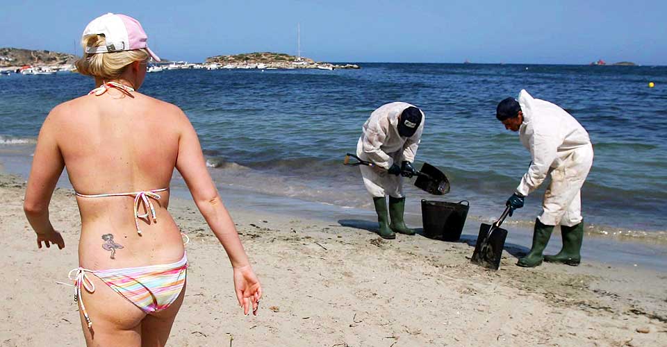 STENGT: Et oljeutslipp f�rte til at flere strender p� Ibiza i Middelhavet ble stengt i fjor. Oljes�l er en av grunnene til at badeplasser i EU ikke er godkjente.