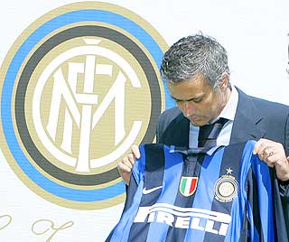 NYTT FLAGG: Jos� Mourinho er i ferd med � l�re seg italiensk, det kan jo v�re greit n�r saftige gloser skal leveres opptil flere ganger i uka.