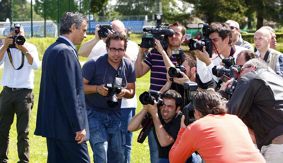 ELSKET OG HATET: Men aldri kjedelig. Jos� Mourinho er tilbake i begivenhetenes sentrum, til stor glede for italiensk og �vrig presse.