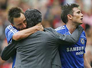 EVIG KJ�RLIGHET: Jos� Mourinho kommer alltid til � st�tte Chelsea, men det hindrer ham kanskje ikke i � lokke stjernene vekk fra klubben.