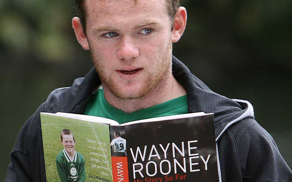 HENGTE UT MOYES: N� m� Wayne Rooney betale oppreisning til sin gamle manager, for p�stander han framsatte i sin selvbiografi.