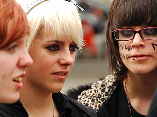 DEMONSTRER: Flere av demonstrantene hadde kj�rt p� med ansiksttegninger.