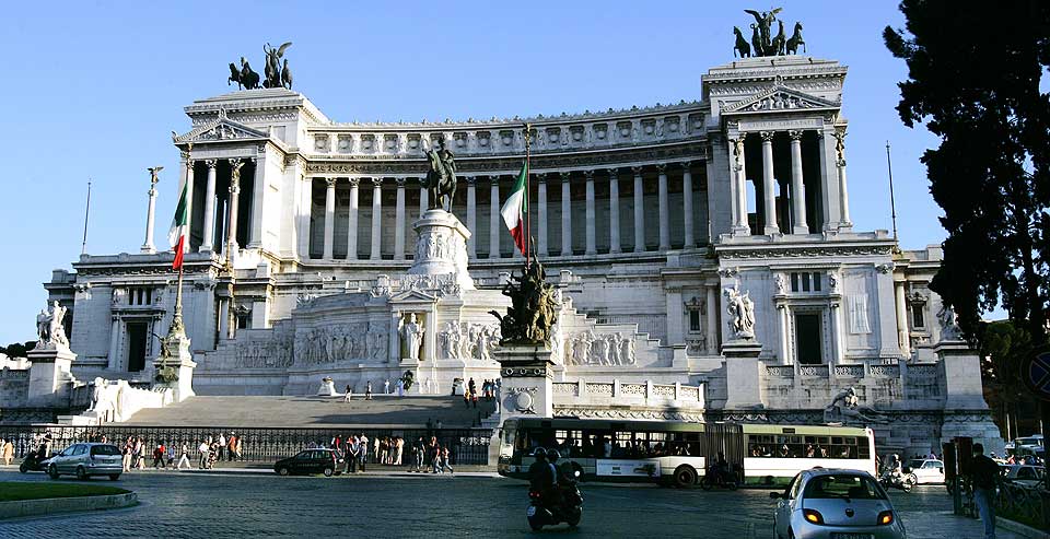 ROMA: F� tips til italiaferien fra en som kjenner landet bedre enn de fleste. Her er nasjonalmonumentet p� Piazza Venezia, Il Vittoriano.