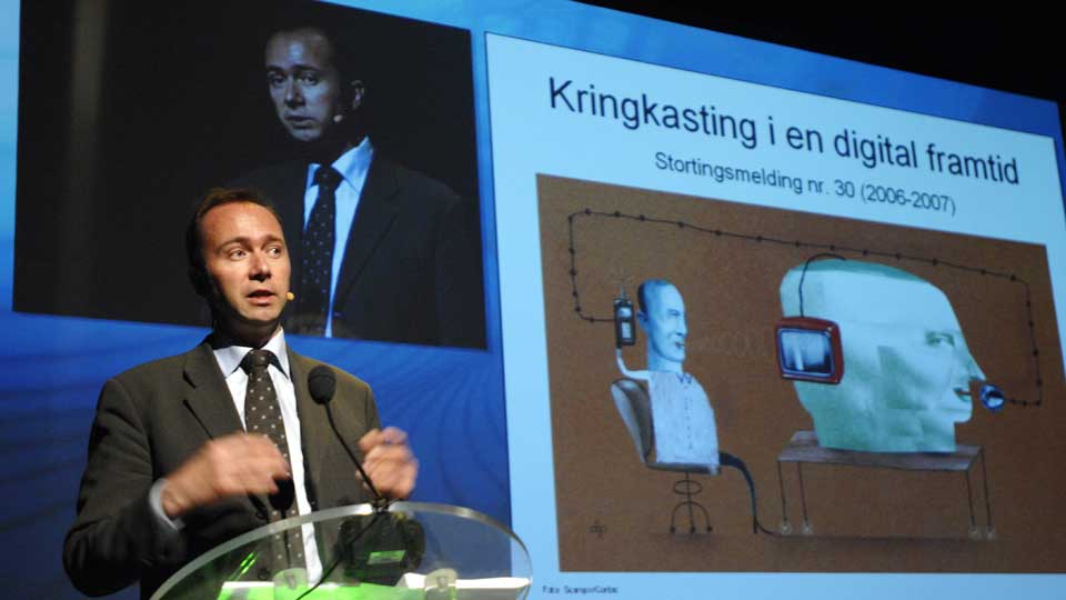 �PNET FOR REKLAME: Kulturminister Trond Giske presenterte stortingsmeldingen om allmenkringkasting i Bergen i 2007. Der �pnet regjeringen for at NRK kan selge reklame p� nettet. Foto: SCANPIX