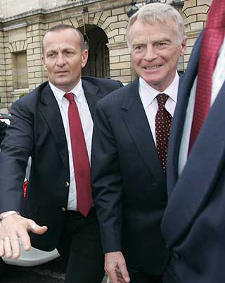 FORN�YD: Max Mosley (t.h.), fotografert p� vei ut etter avstemmingen i Paris i dag.
