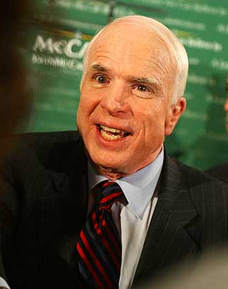 KAMPEN I GANG:   - I kveld kan vi si at prim�rvalgene er over, og presidentkampen i gang, sa republikenernes presidentkandidat John McCain.