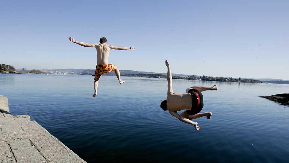 HOPP I HAVET:For sommeren fortsetter over nesten hele Norge - her fra Huk i Oslo.
