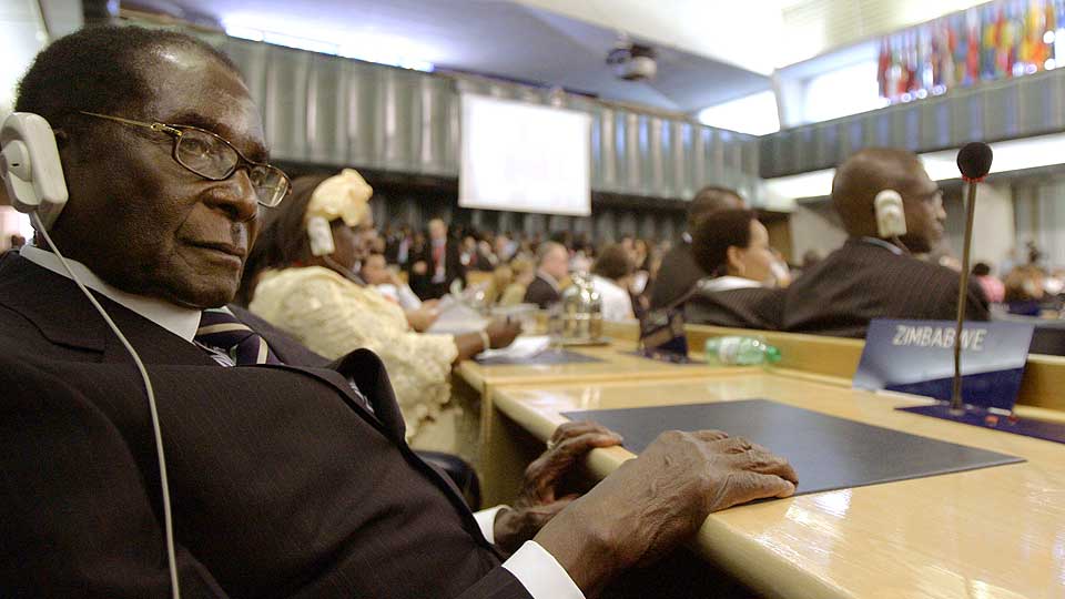 KRITISERES: President Robert Mugabe f�r skylda for at Zimbabwe, en gang kalt Afrikas kornkammer, ikke har mat nok til sin egen befolkning.