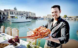 RETHYMNON: Regnes som Kretas koseligste by, en med blanding av turisme og fastboende. Stelios serverer hummer i familierestauranten Helona, som ble grunnlagt av bestefaren. Restaurantene ligger tett i den venetianske havna.