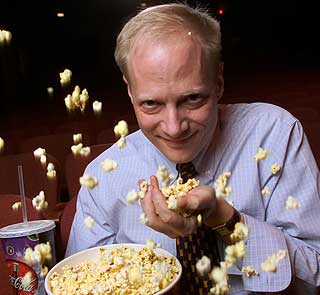 POP MAT: Professor  Brian Wansink har funnet ut at folk spiser popcorn i ville mengder selv om det er harsknet. P� kino i USA.
