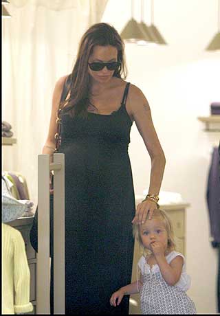 MYK MAMMA: Bilder som dette har v�rt mer standard de siste �rene. her med yngstejenta Shiloh (2) i Cannes sist m�ned.