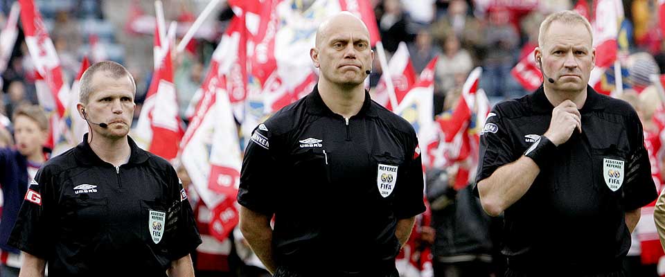 EM-KLARE: Assistent Jan Petter Randen (t.v.), dommer Tom Henning �vreb� og assistent Geir �ge Holen er her fotografert f�r eliteseriekampen mellom Lyn og Stab�k p� Ullevaal stadion.