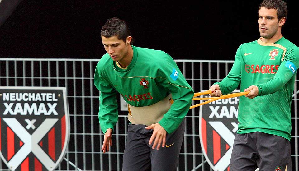 M� HOLDES IGJEN FYSISK?: Det sp�rs om ikke Sir Alex Ferguson m� g� til anskaffelse av en lignende innretning som den p� bildet for � holde igjen Cristiano Ronaldo i Manchester. Her sammen med lagkamerat Jorge Ribeiro.