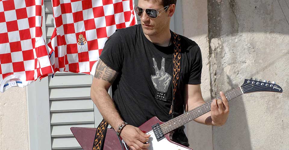 ROCK'N'ROLL: Kroatias landslagstrener Slaven Bilic spiller i rockebandet Rawbau, og han har sj�l skrevet landets offisielle EM-l�t.